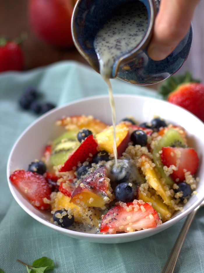 quinoa-and-fruit-salad-pour